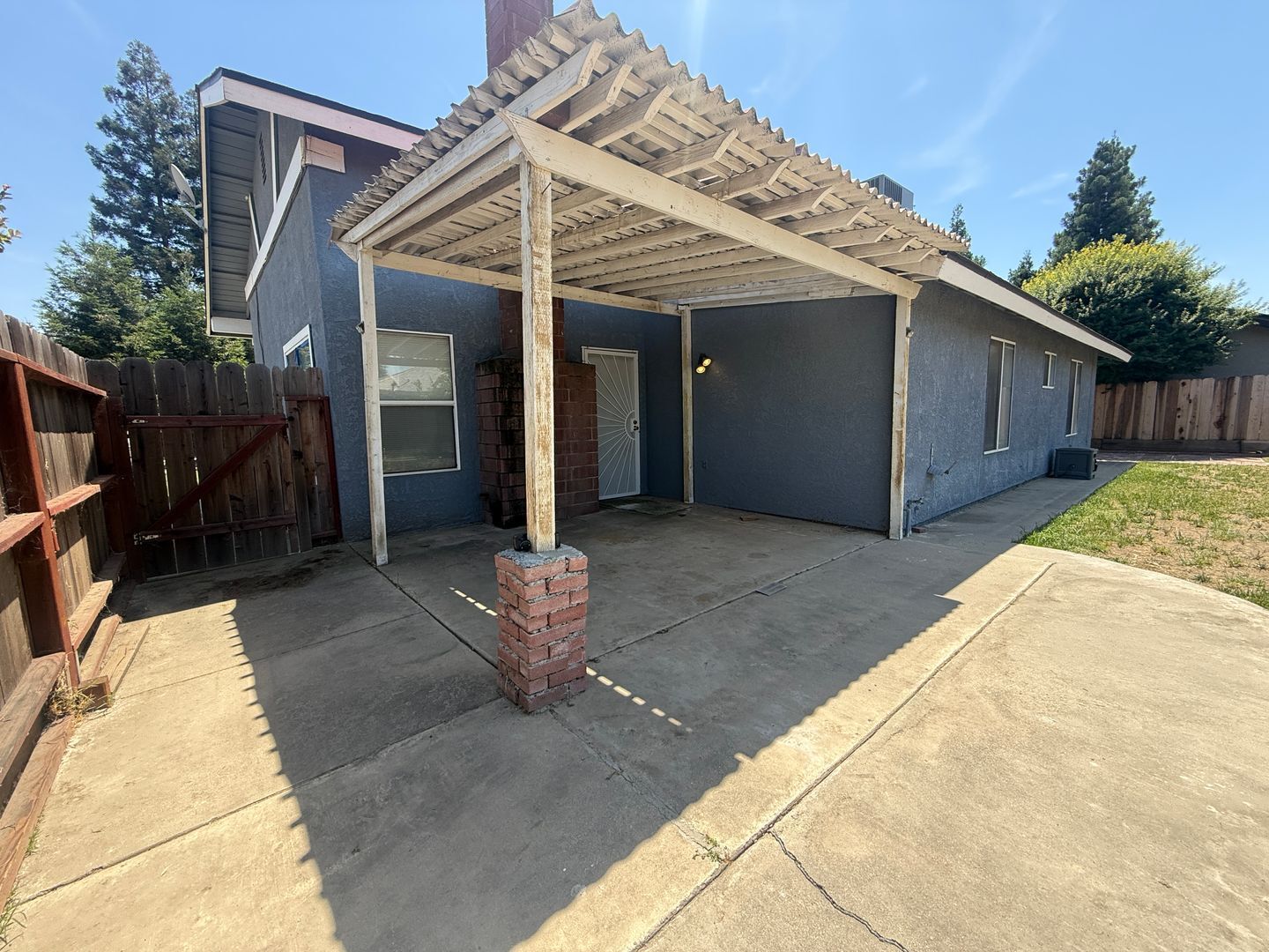 1105 S Jeffrey Ct. - Visalia - California - 3 bed, 2 bath rental property