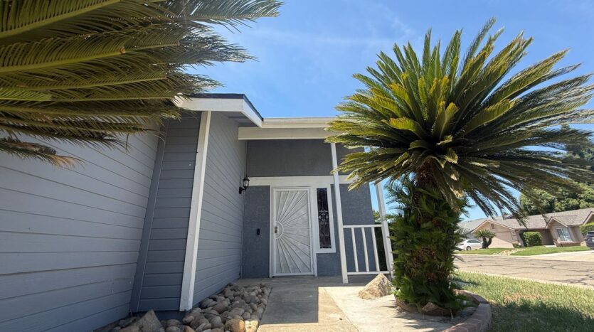 1105 S Jeffrey Ct. - Visalia - California - 3 bed, 2 bath rental property