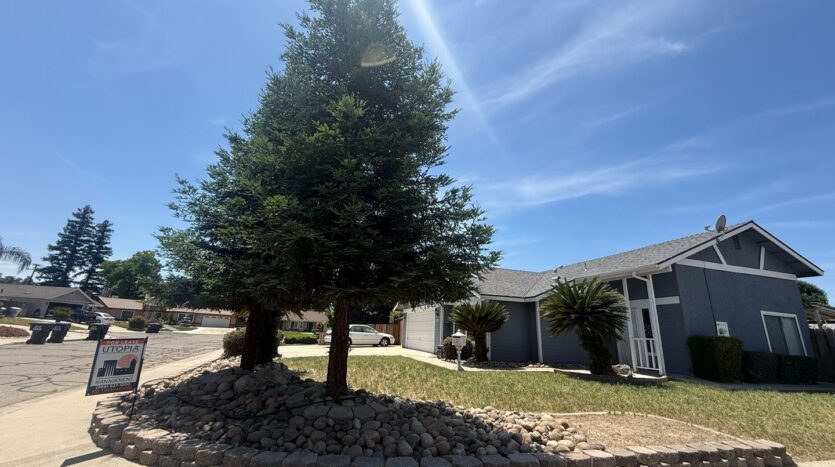 1105 S Jeffrey Ct. - Visalia - California - 3 bed, 2 bath rental property