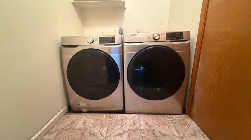 1105 S Jeffrey Ct. - Visalia - California - 3 bed, 2 bath rental property