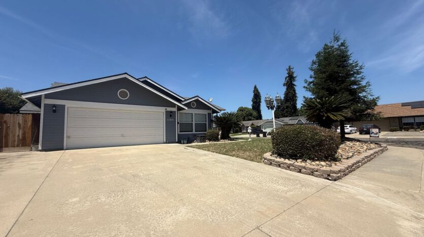 1105 S Jeffrey Ct. - Visalia - California - 3 bed, 2 bath rental property