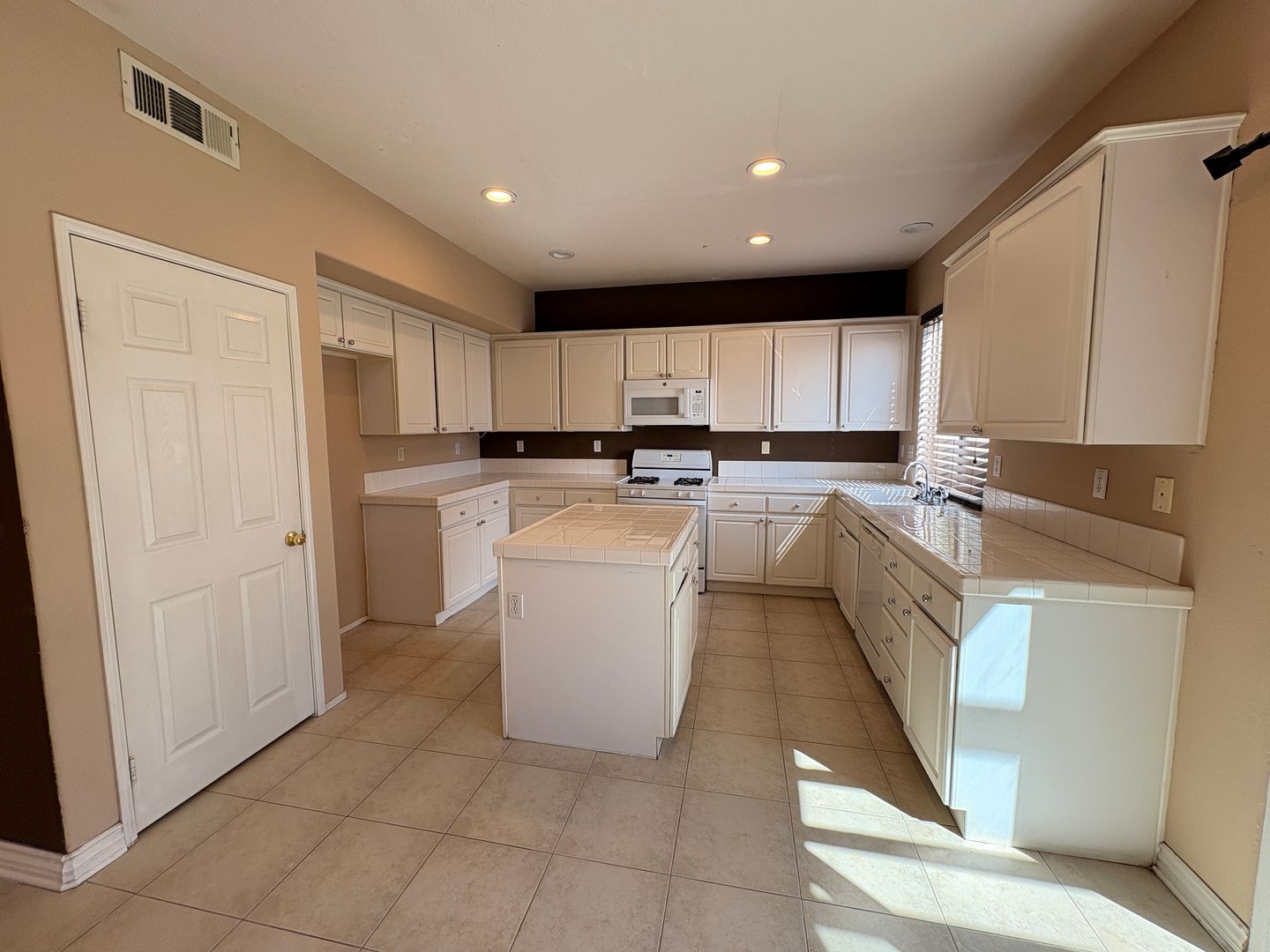 1456 Pinewood Dr - Corona - California - 4 bed, 3 bath rental property