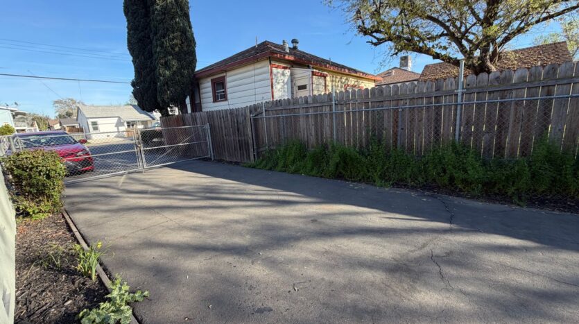 2569 - 2571 Erickson Street - Sacramento - California - 2 bed, 1 bath rental property