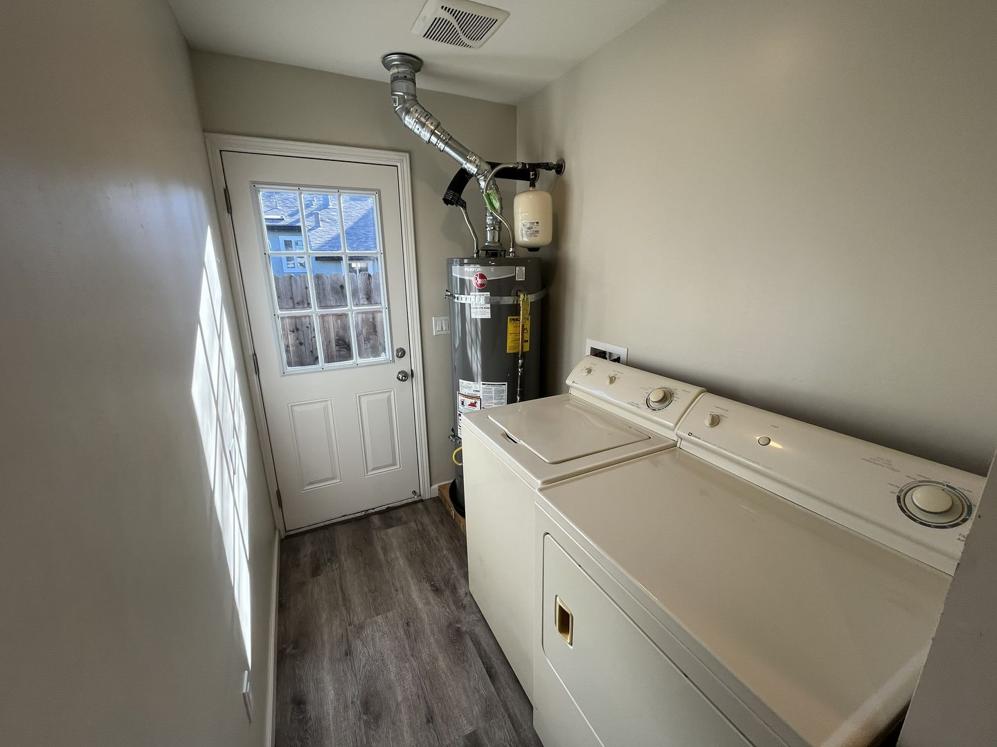 2569 - 2571 Erickson Street - Sacramento - California - 2 bed, 1 bath rental property