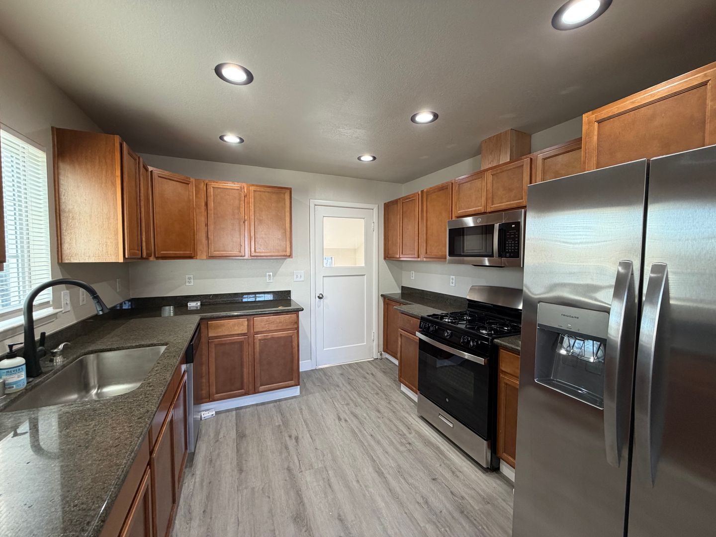 2569 - 2571 Erickson Street - Sacramento - California - 2 bed, 1 bath rental property