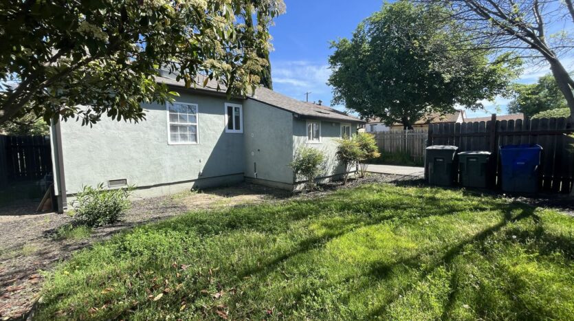 2569 - 2571 Erickson Street - Sacramento - California - 2 bed, 1 bath rental property