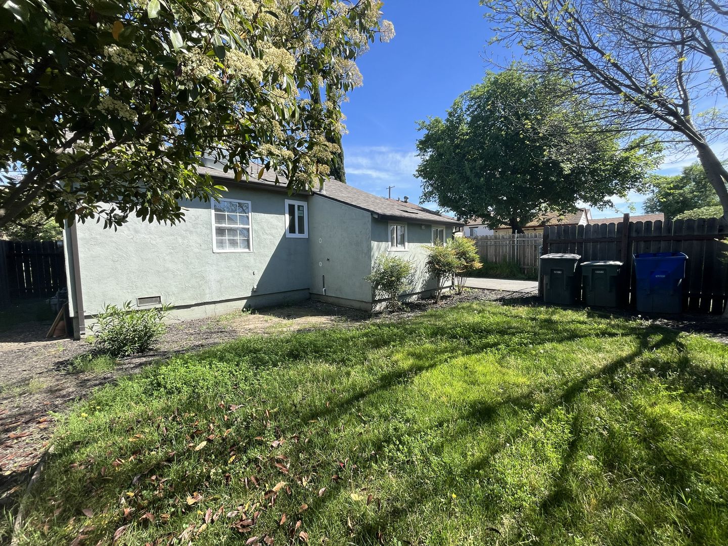 2569 - 2571 Erickson Street - Sacramento - California - 2 bed, 1 bath rental property