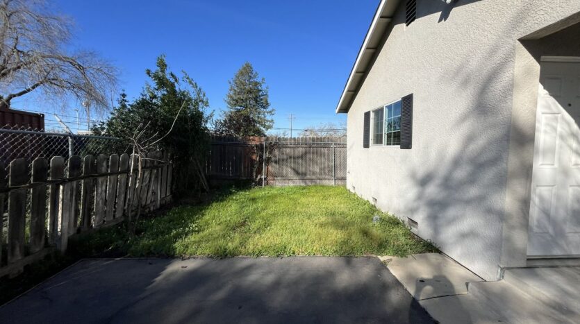 2569 - 2571 Erickson Street - Sacramento - California - 2 bed, 1 bath rental property