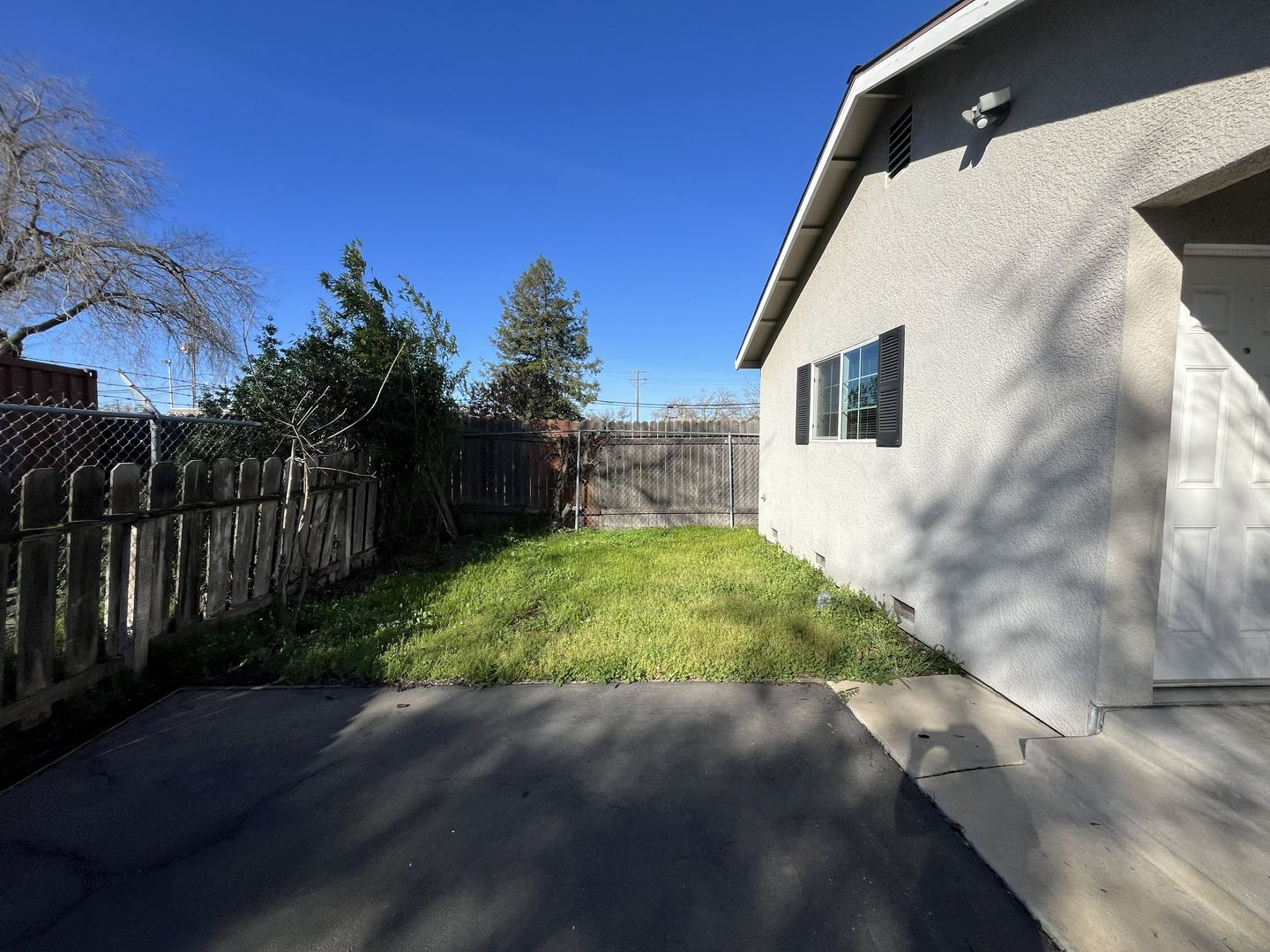 2569 - 2571 Erickson Street - Sacramento - California - 2 bed, 1 bath rental property