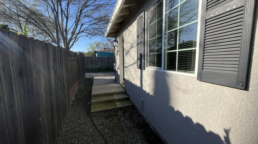 2569 - 2571 Erickson Street - Sacramento - California - 2 bed, 1 bath rental property
