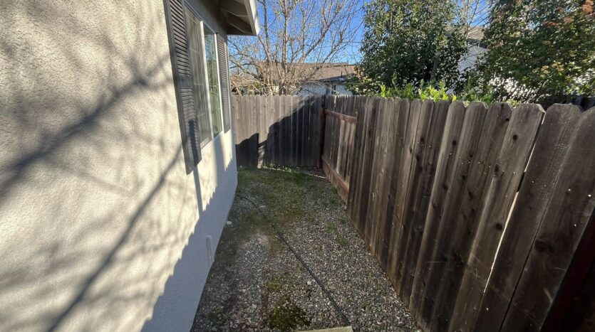 2569 - 2571 Erickson Street - Sacramento - California - 2 bed, 1 bath rental property