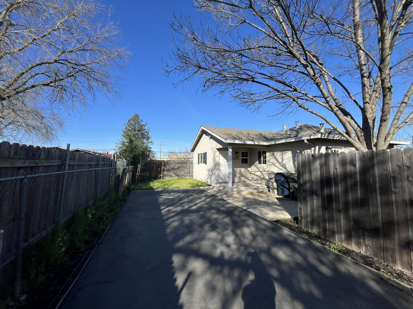 2569 - 2571 Erickson Street - Sacramento - California - 2 bed, 1 bath rental property