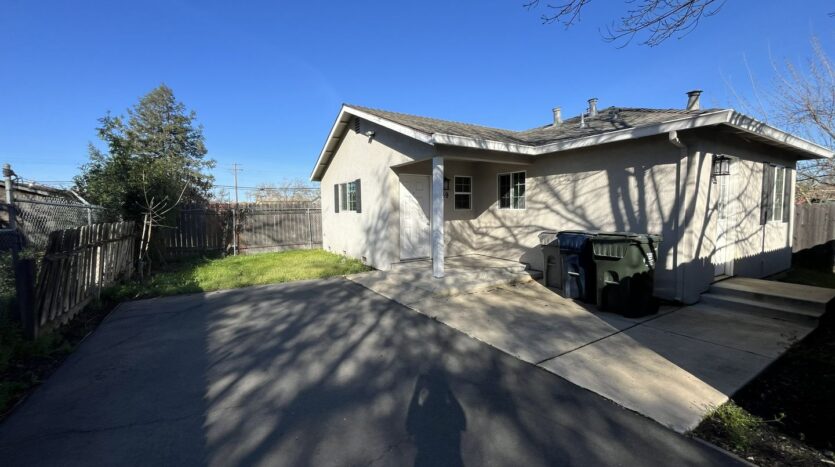 2569 - 2571 Erickson Street - Sacramento - California - 2 bed, 1 bath rental property