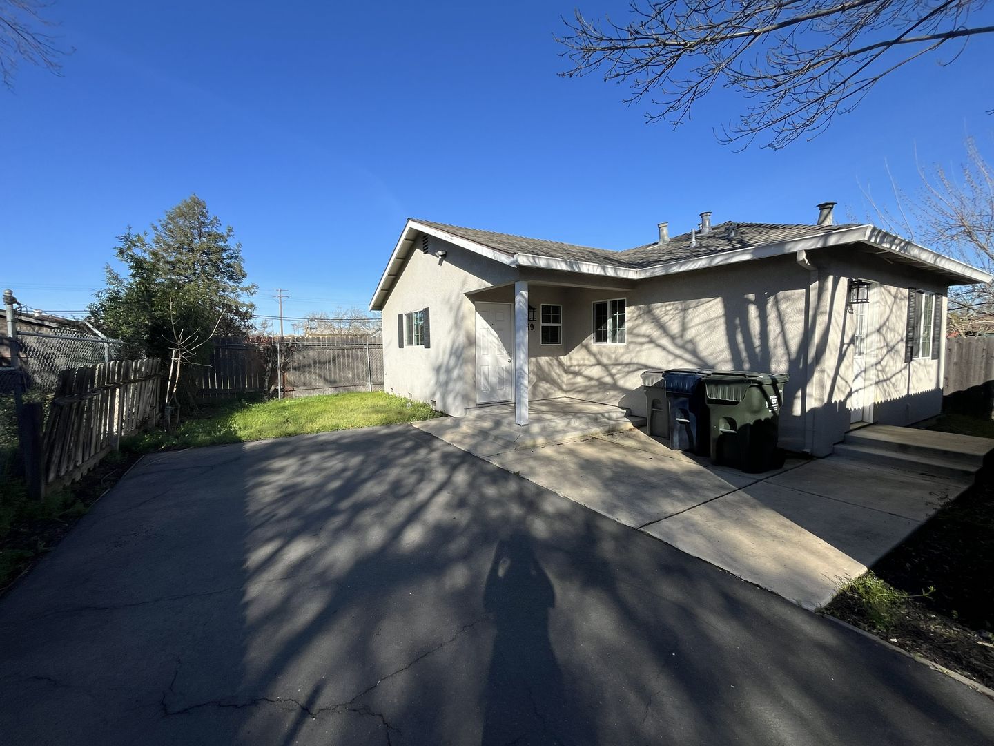 2569 - 2571 Erickson Street - Sacramento - California - 2 bed, 1 bath rental property