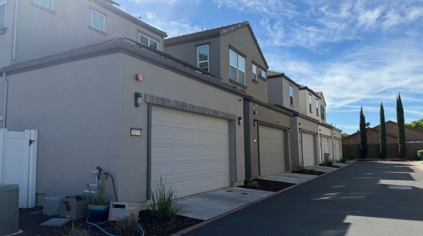 3285 Falcon Ct  - West Sacramento - California - 3 bed, 2.5 bath rental property