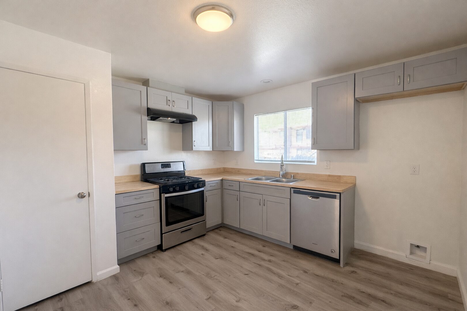 524 E. Ave Q12 - Unit 13 - Palmdale - California - 2 bed, 1 bath rental property