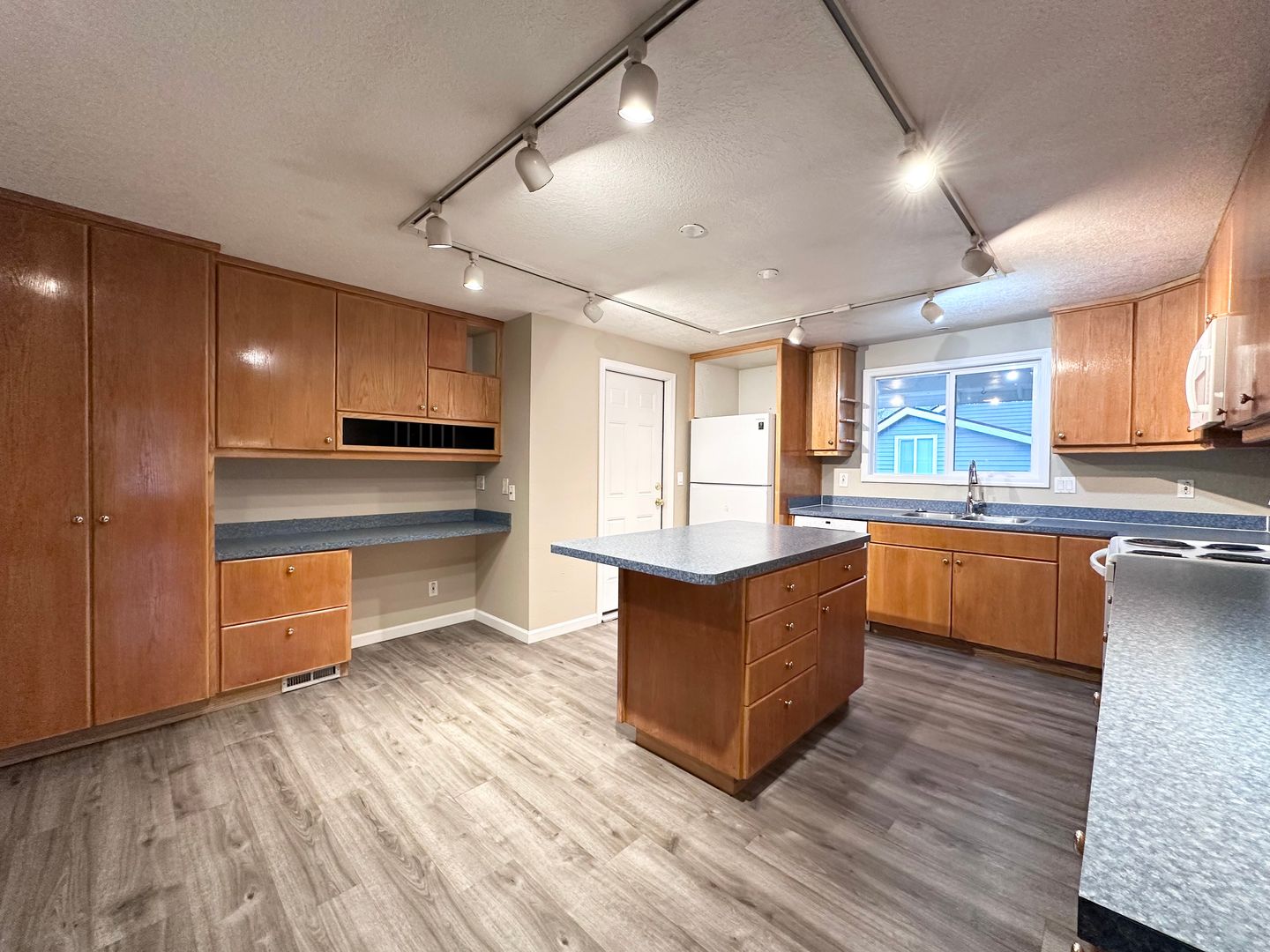 6300 SW Fisher Ave - Beaverton - Oregon - 6 bed, 3 bath rental property