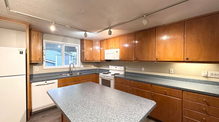 6300 SW Fisher Ave - Beaverton - Oregon - 6 bed, 3 bath rental property