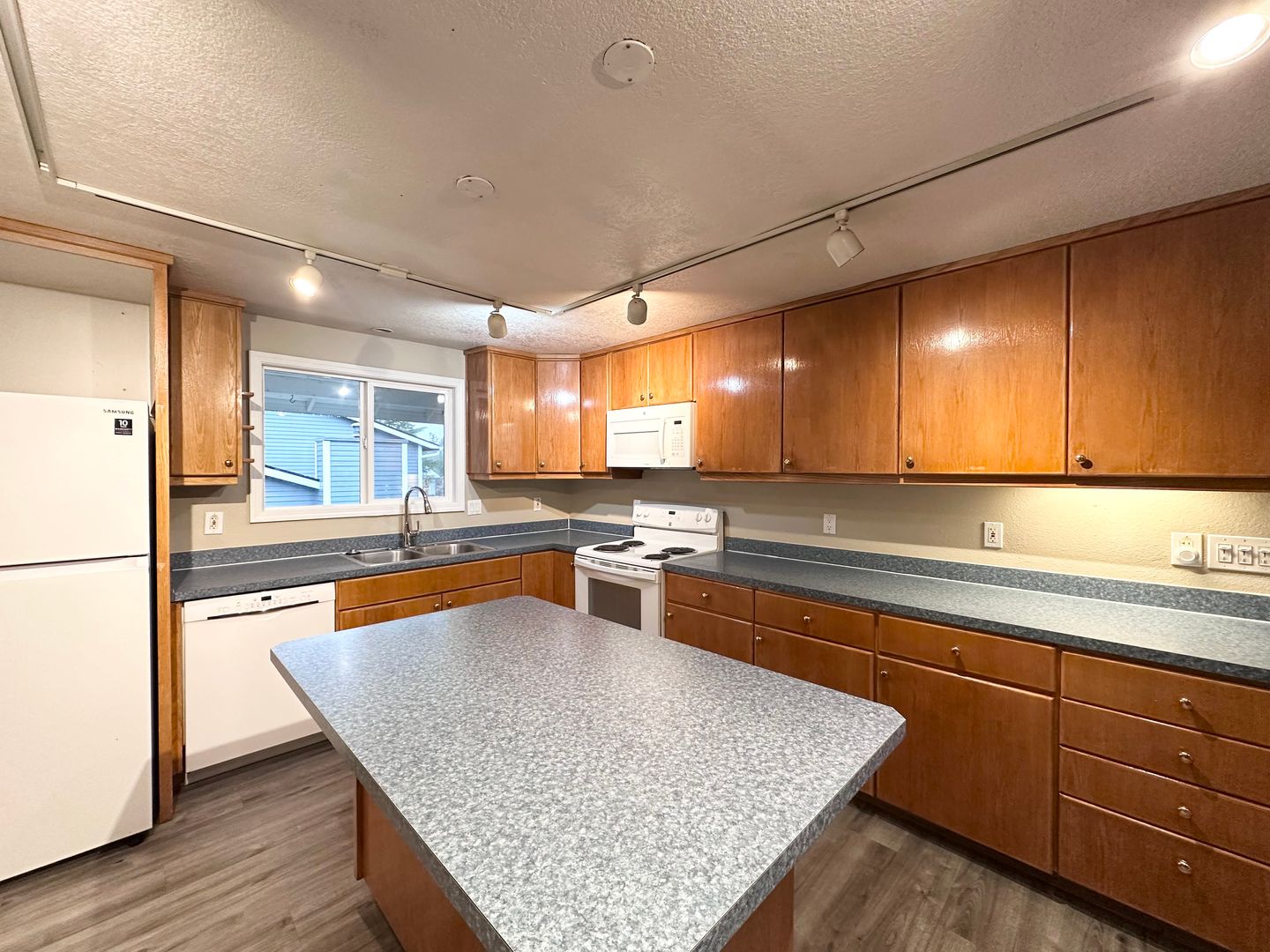 6300 SW Fisher Ave - Beaverton - Oregon - 6 bed, 3 bath rental property