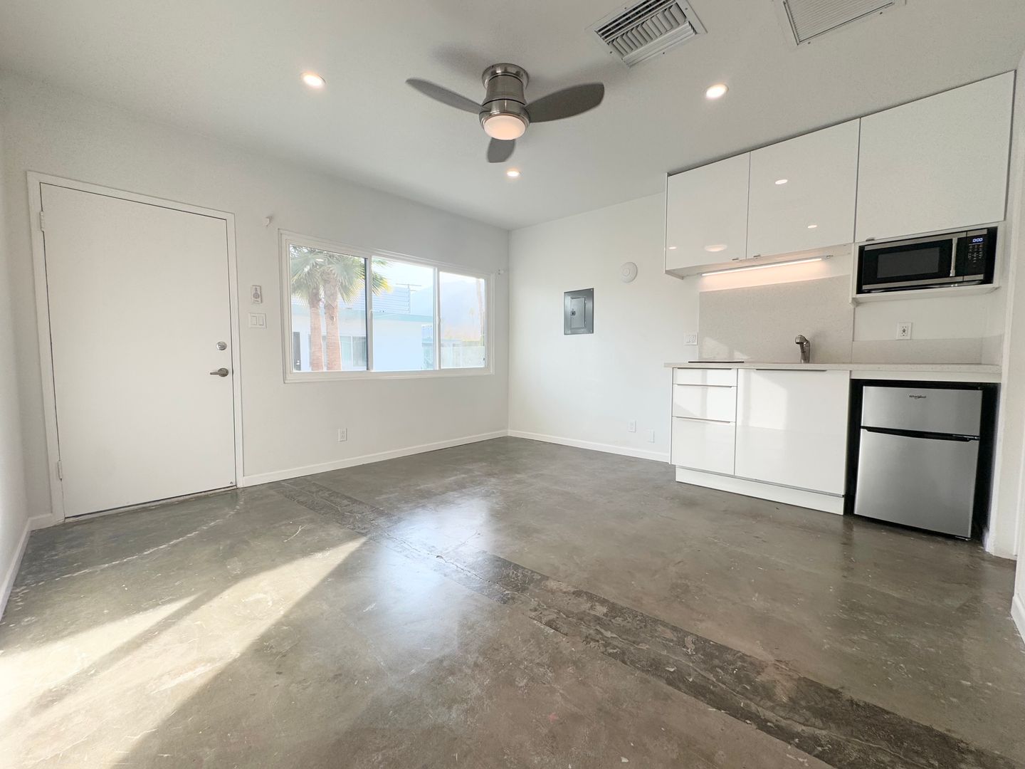 700 N Riverside Dr.  - Unit 4 - Palm Springs - California - 1 bath rental property