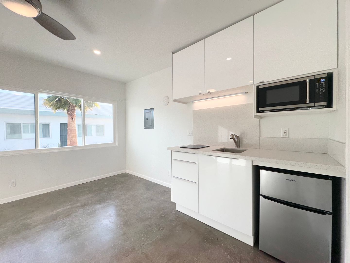 700 N Riverside Dr.  - Unit 4 - Palm Springs - California - 1 bath rental property