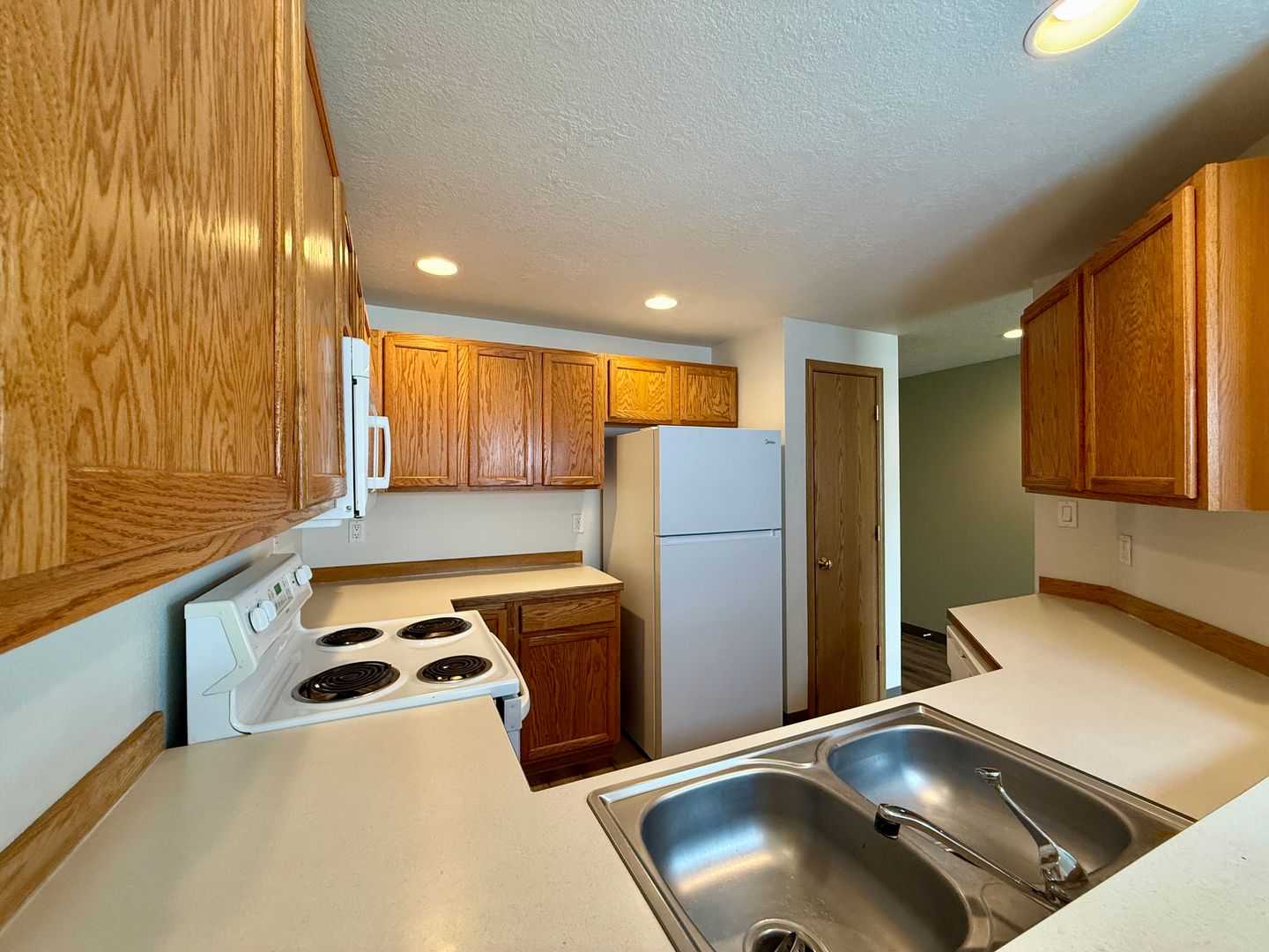 822 NE Larch Avenue - Redmond - Oregon - 3 bed, 2.5 bath rental property