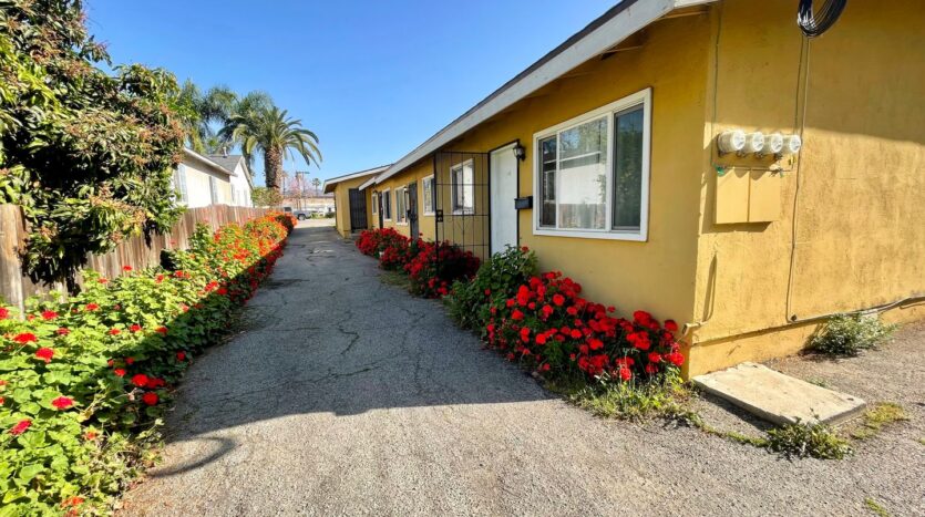 114-118 W 1st Ave - La Habra - California - 1 bed, 1 bath rental property