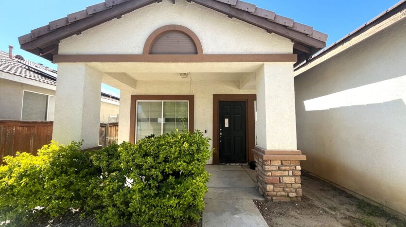 11737 Trailwood - Victorville - California - 5 bed, 2 bath rental property