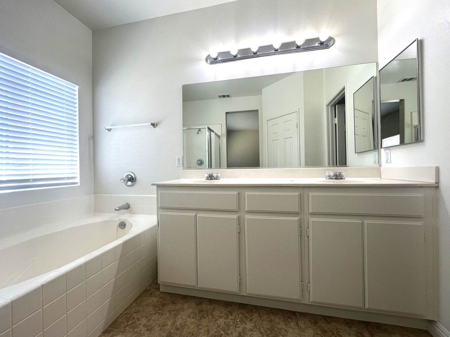 11737 Trailwood - Victorville - California - 5 bed, 2 bath rental property