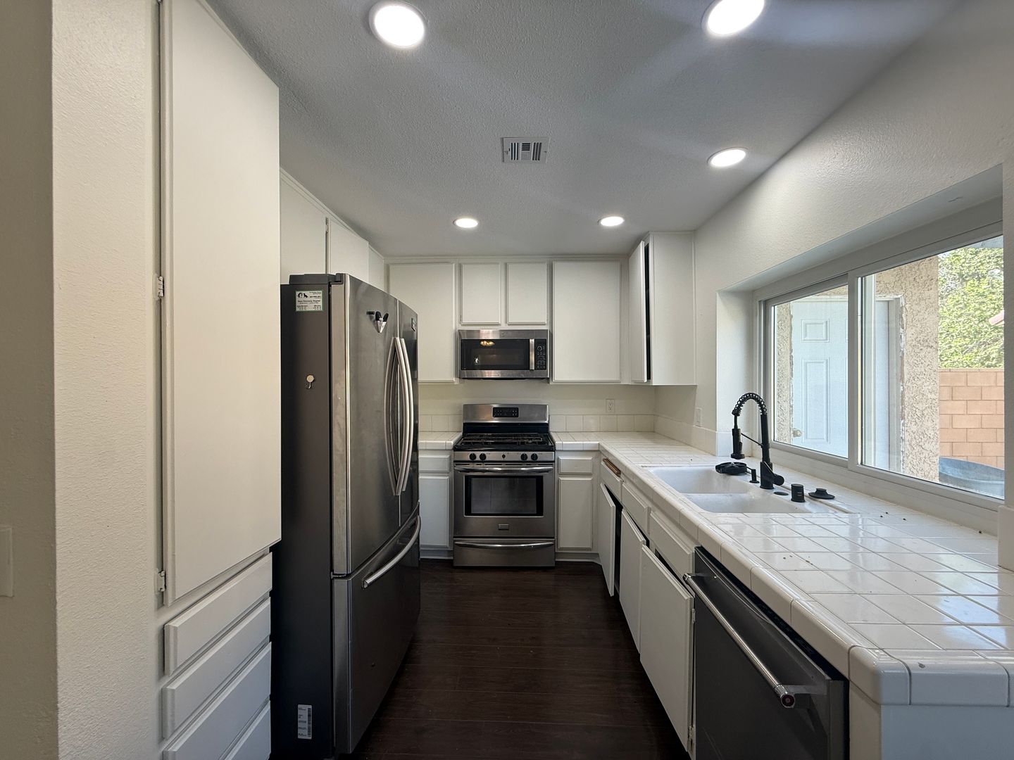 1521 E. Kildare St. - Lancaster - California - 3 bed, 2.5 bath rental property