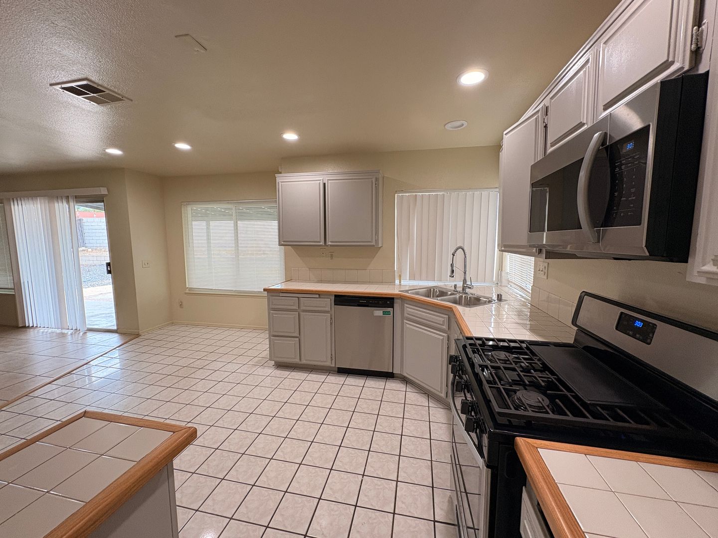 1658 Sunnyview Dr. - Rialto - California - 4 bed, 3 bath rental property