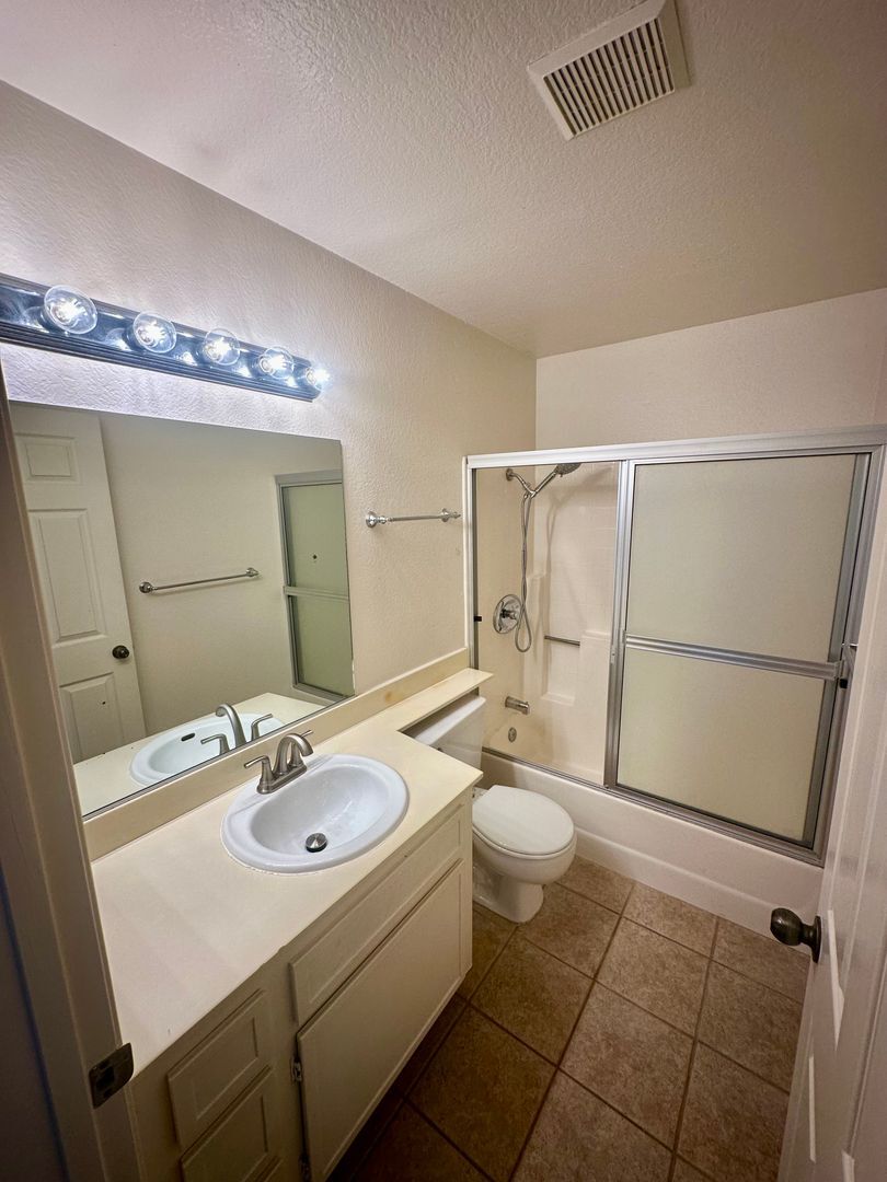 2828 Famosa Blvd. #209 - San Diego - California - 2 bed, 2 bath rental property