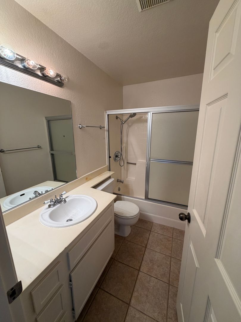 2828 Famosa Blvd. #209 - San Diego - California - 2 bed, 2 bath rental property