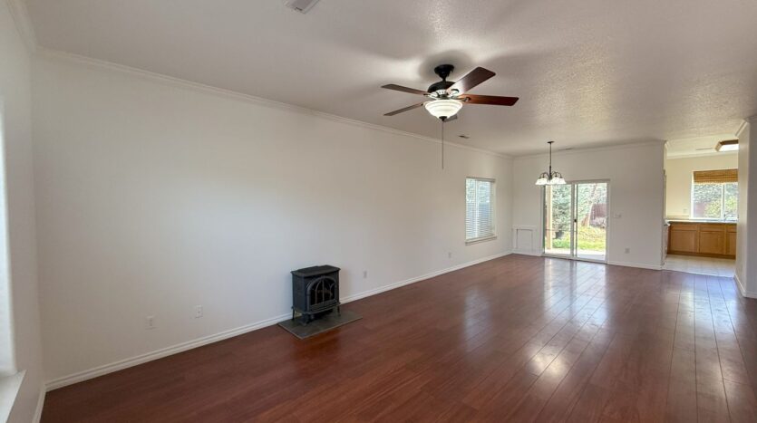 2934 SW Cascade Ave. Redmond, OR 97756 - Redmond - Oregon - 4 bed, 3 bath rental property