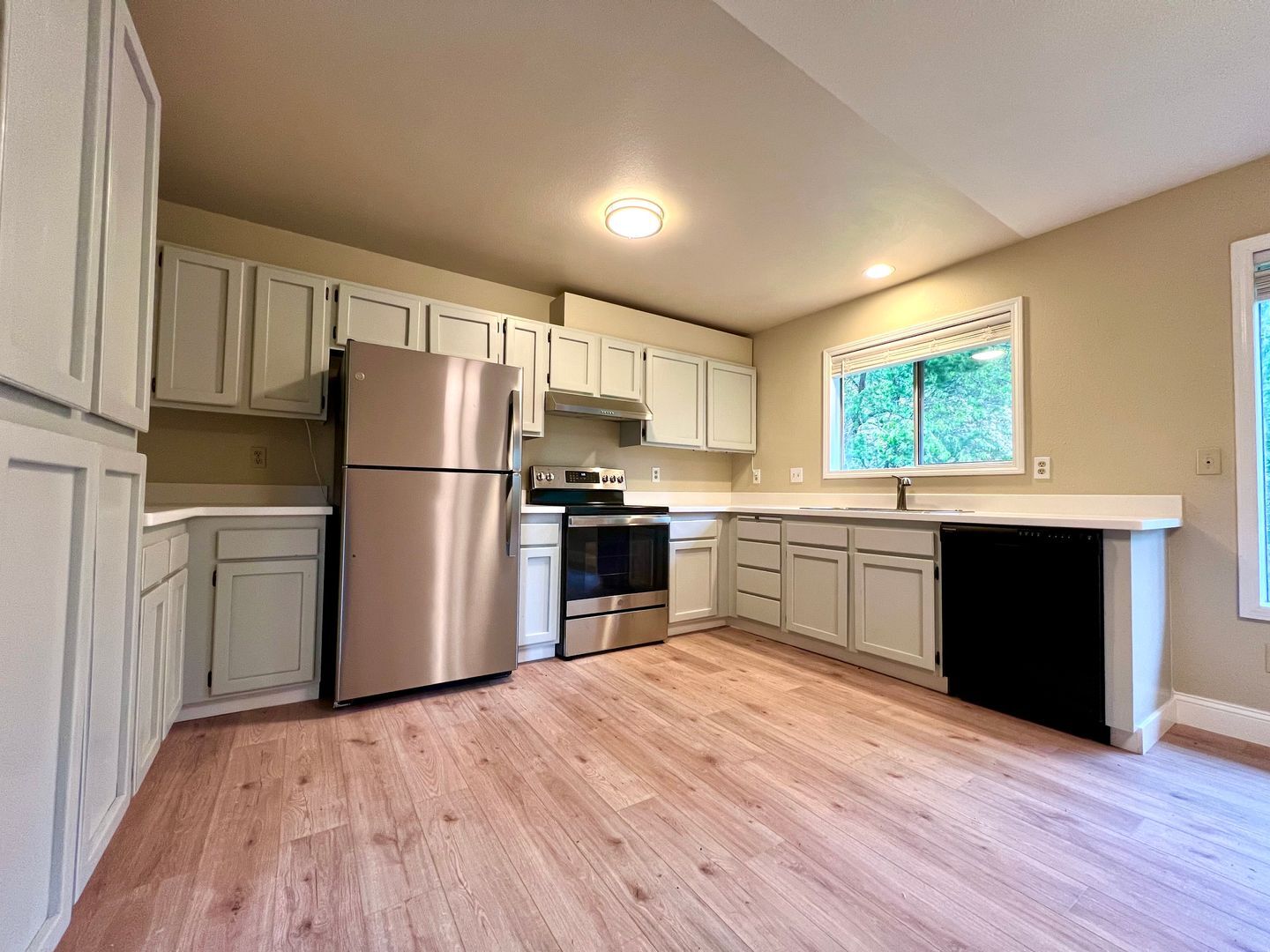 304-310 Cervantes Cir - Lake Oswego - Oregon - 3 bed, 2 bath rental property