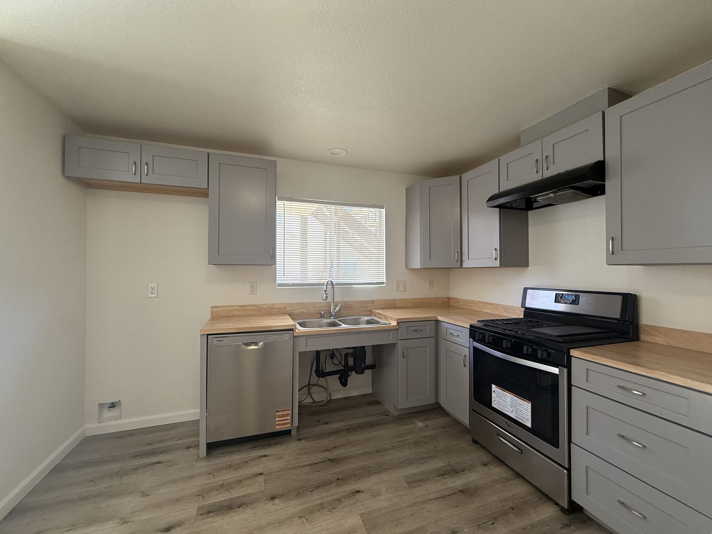 524 E. Ave Q12 - Unit 4 - Palmdale - California - 2 bed, 1 bath rental property