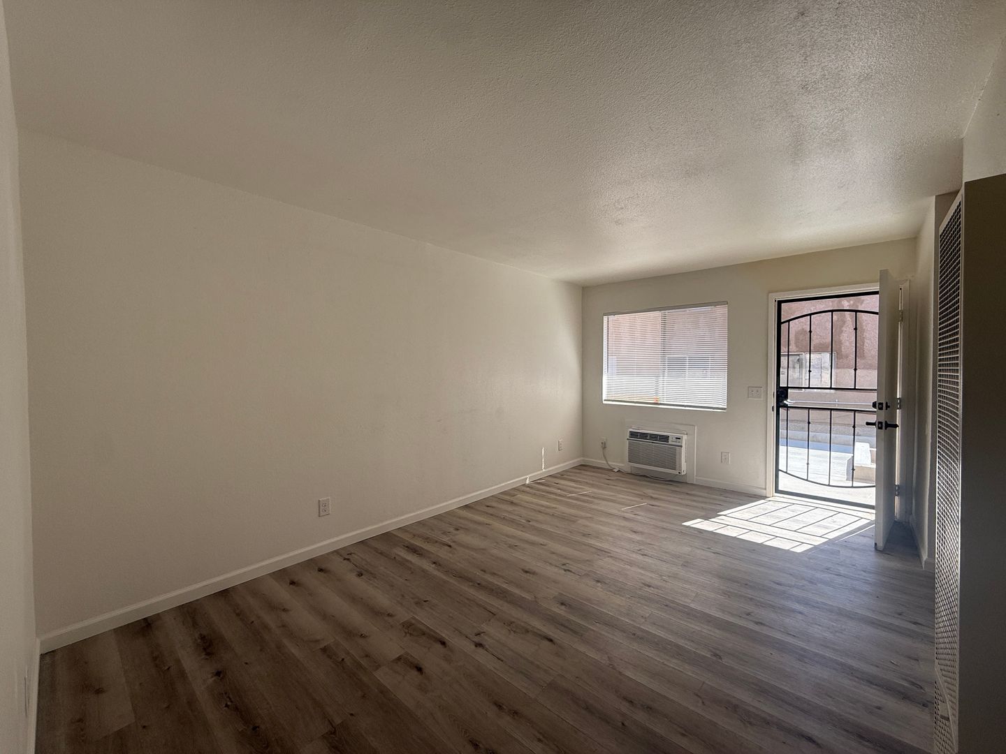 524 E. Ave Q12 - Unit 4 - Palmdale - California - 2 bed, 1 bath rental property