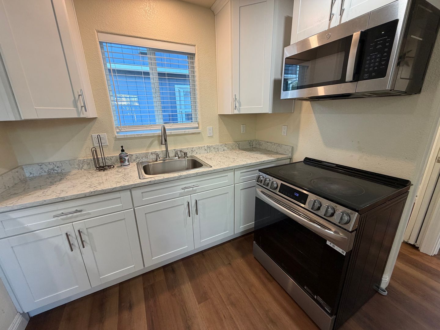 8231 Hardester Dr - Sacramento - California - 2 bed, 2 bath rental property