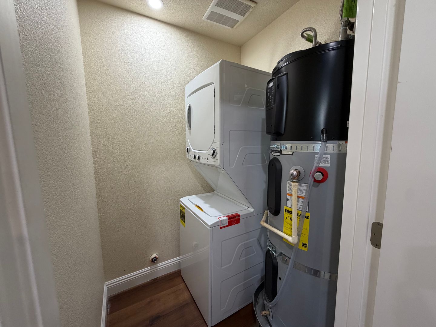 8231 Hardester Dr - Sacramento - California - 2 bed, 2 bath rental property