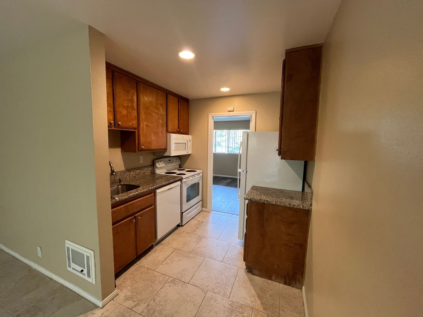 1075 N Vulcan Ave - Encinitas - California - 1 bed, 1 bath rental property