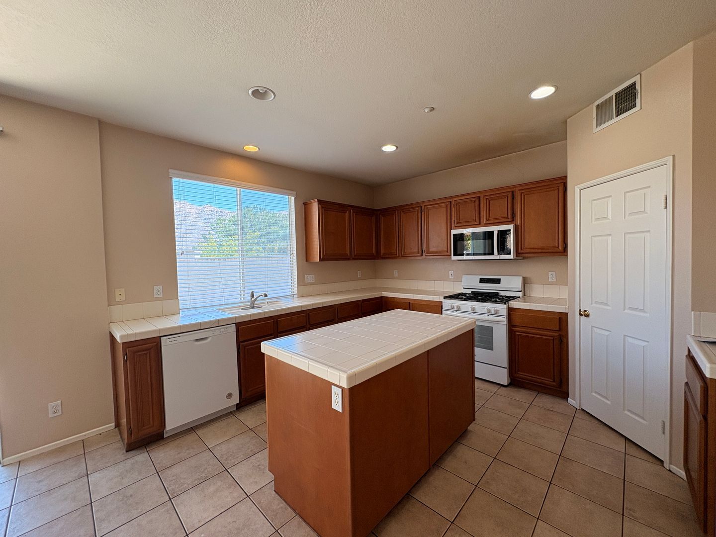 1498 Haddington Dr - Riverside - California - 4 bed, 2.5 bath rental property
