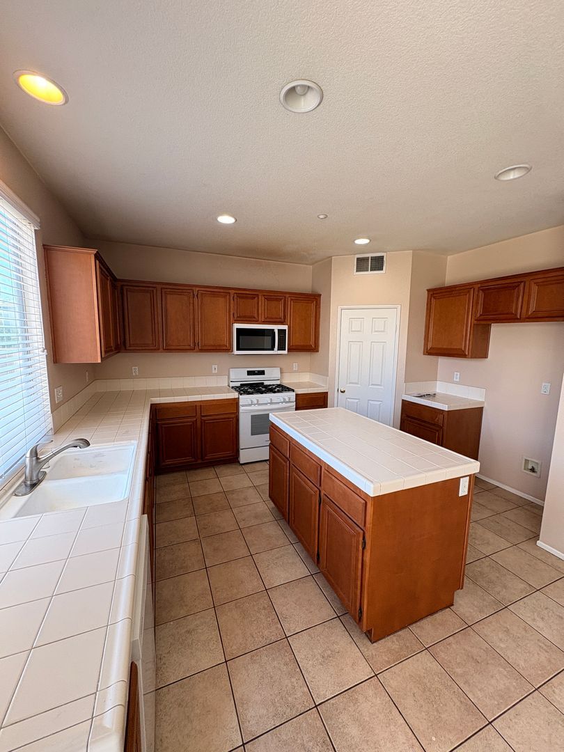 1498 Haddington Dr - Riverside - California - 4 bed, 2.5 bath rental property