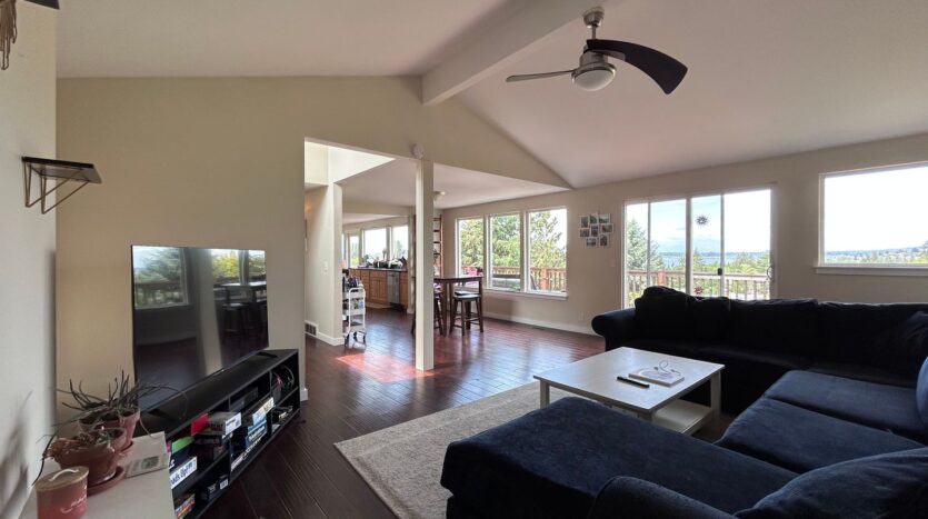213 BAYSIDE RD - Bellingham - Washington - 4 bed, 3 bath rental property