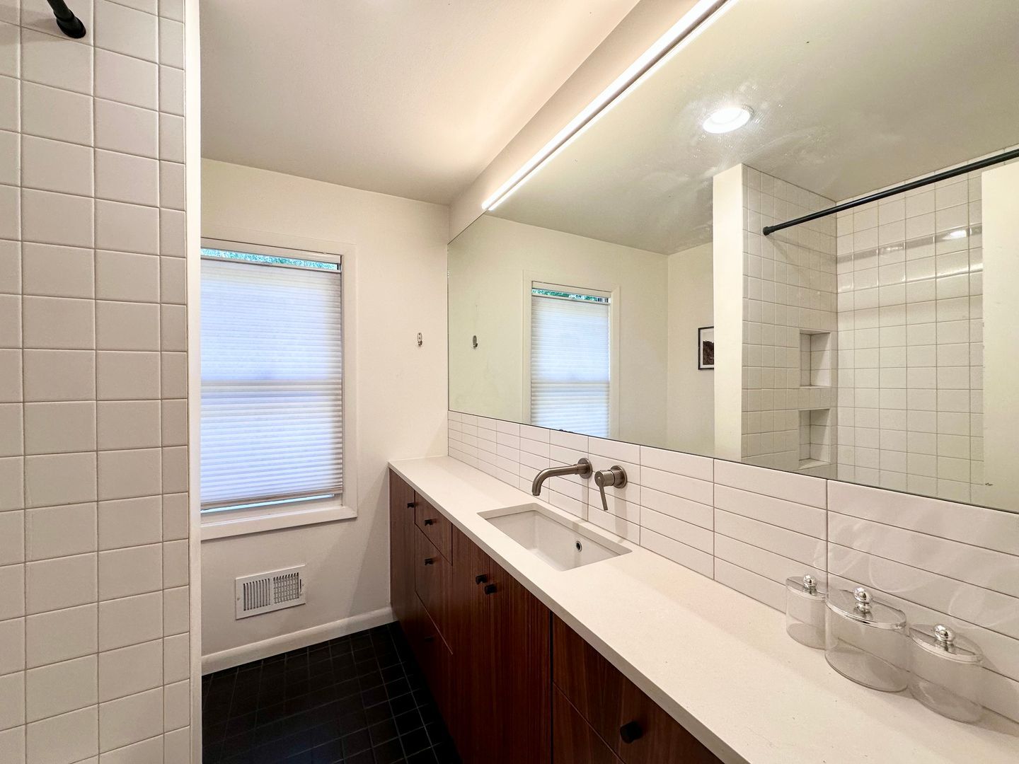 2425 NE Everett Street - Portland - Oregon - 2 bed, 1 bath rental property