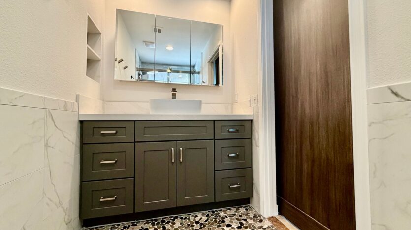 2450 Tamarisk Rd  - Palm Springs - California - 4 bed, 2 bath rental property