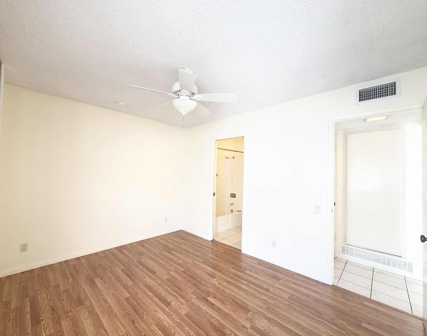 2550 Miramonte Circle E Unit C - Palm Springs - California - 3 bed, 2.5 bath rental property