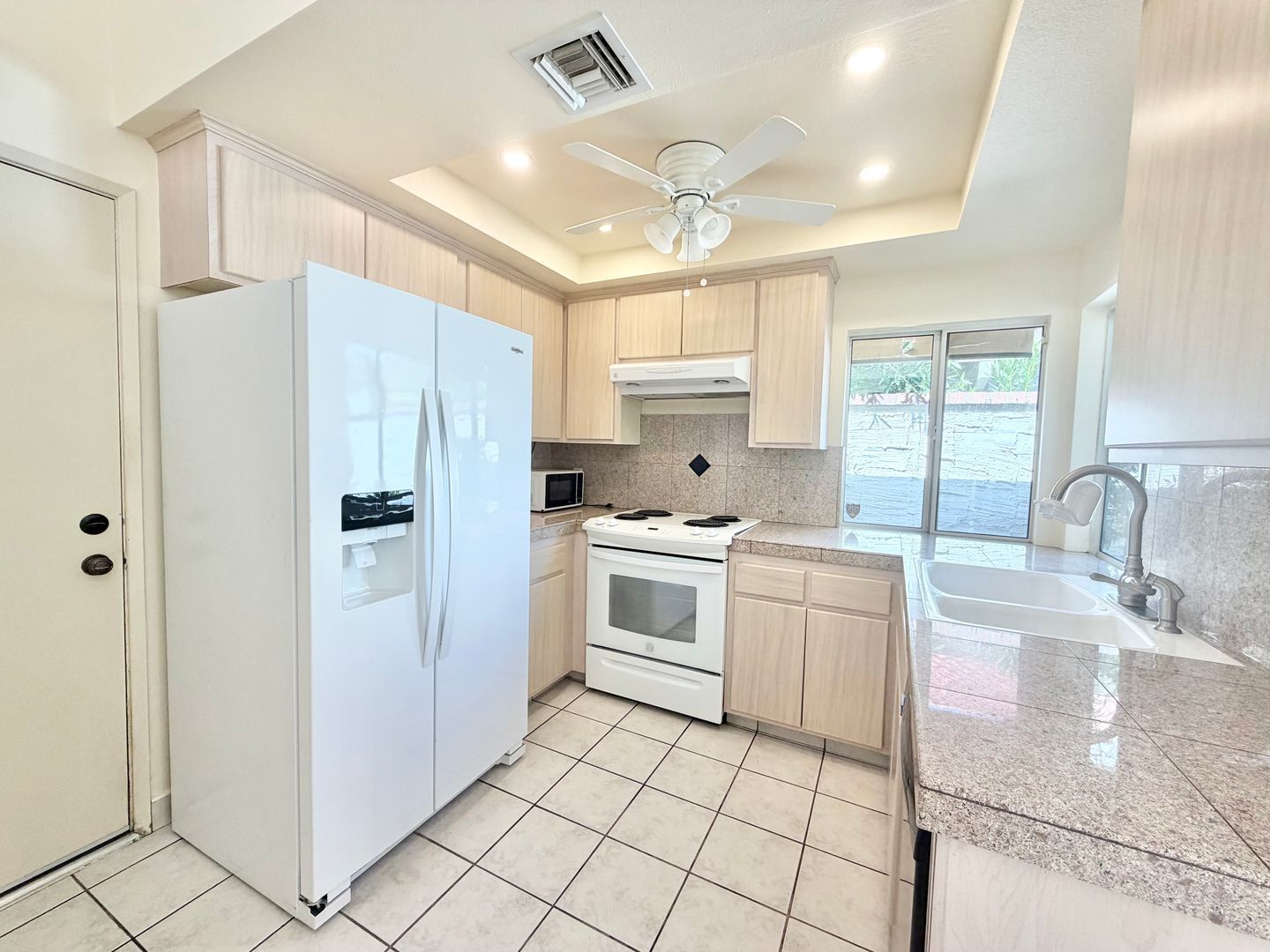 2550 Miramonte Circle E Unit C - Palm Springs - California - 3 bed, 2.5 bath rental property