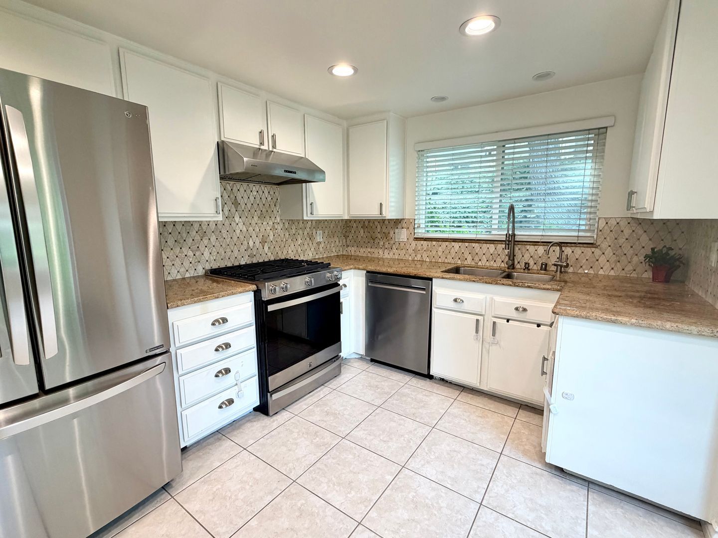 5708 Camelia Ln - Oak Park - California - 4 bed, 3 bath rental property