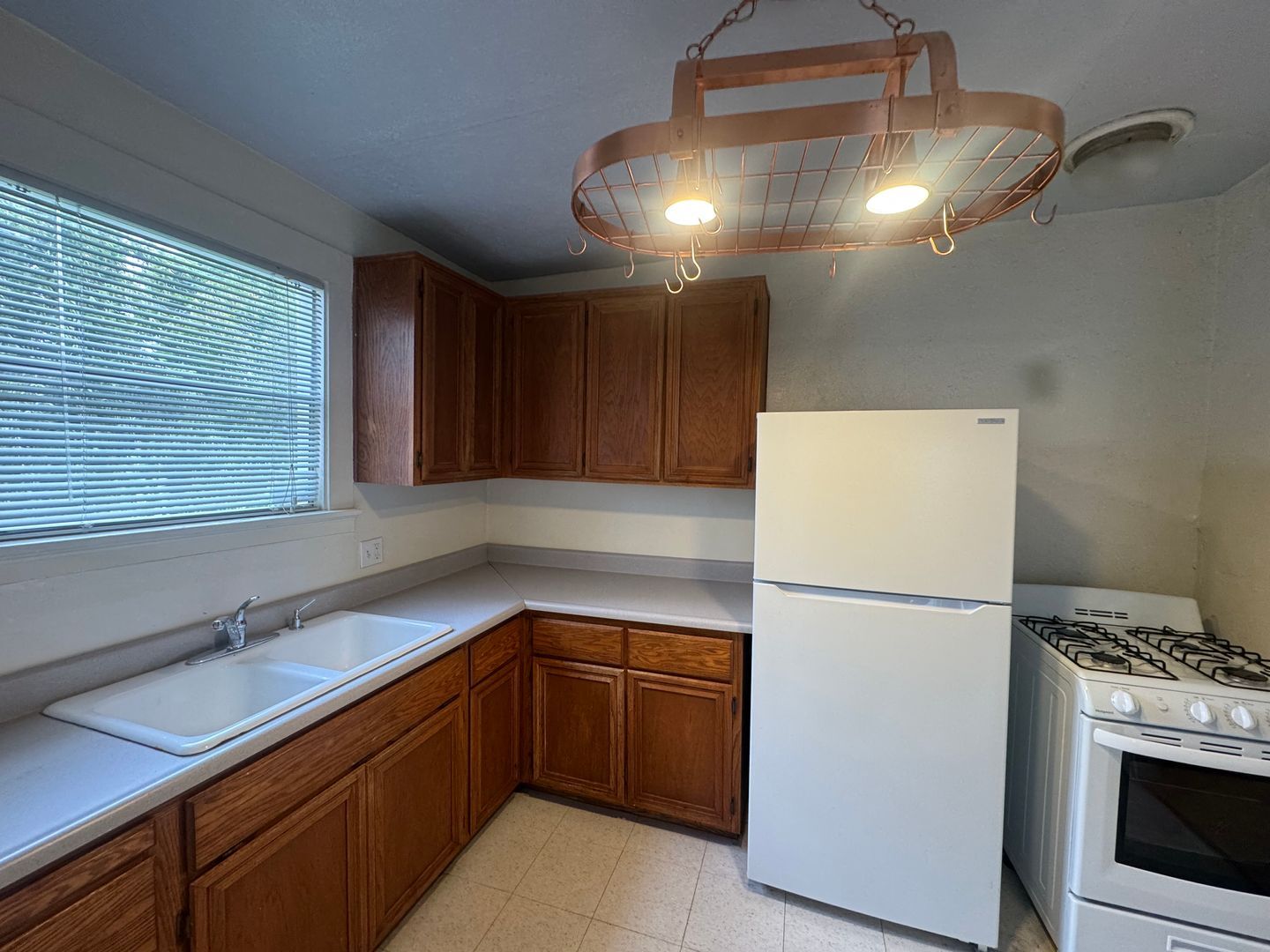 5913 Vallejo Street - Emeryville - California - 2 bed, 1 bath rental property