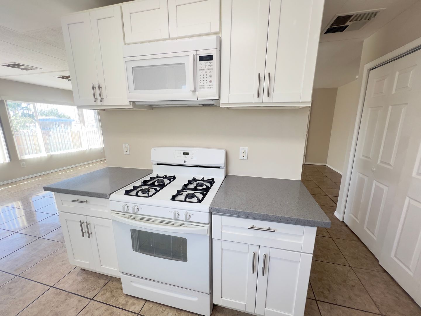 6060 Yellowstone Ave - Las Vegas - Nevada - 3 bed, 2 bath rental property